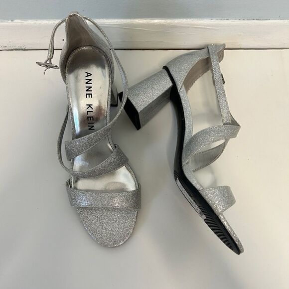 Silver Heels - Picture 1 of 3